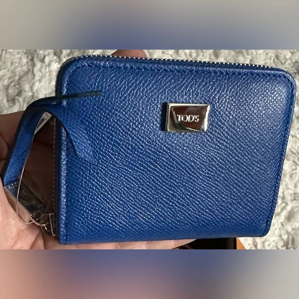 Discontinued Tod’s Blue Pebbled Leather Zip Around Wallet NWT Box Made Italy